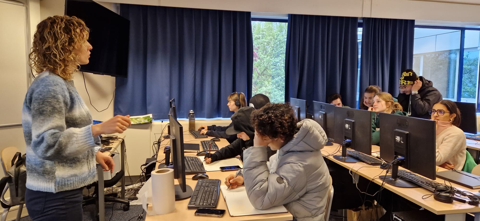Cursist werkt aan illustratieve content in Adobe Illustrator