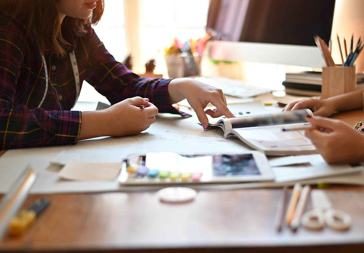 Cursist werkt aan digitale tekst- en paginaopmaak in Adobe InDesign