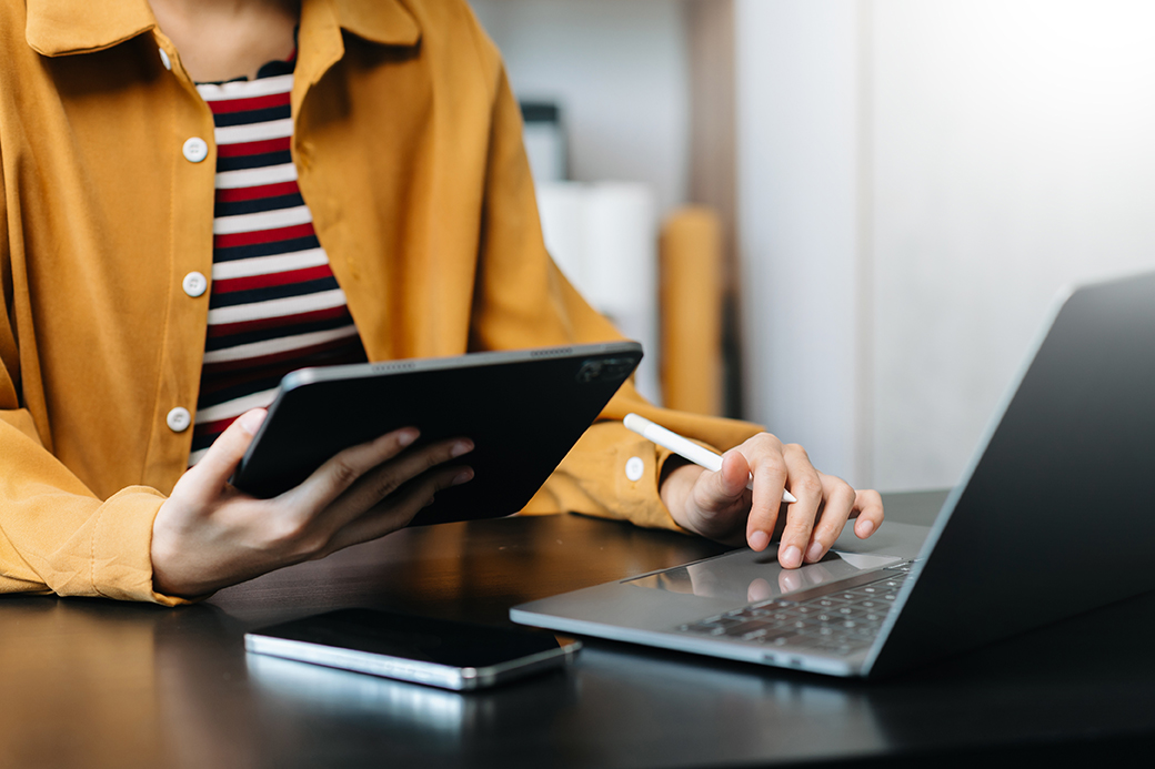 Cursist leert werken met smartphone, tablet, iPhone, iPad of Apple Mac tijdens een ICT-cursus