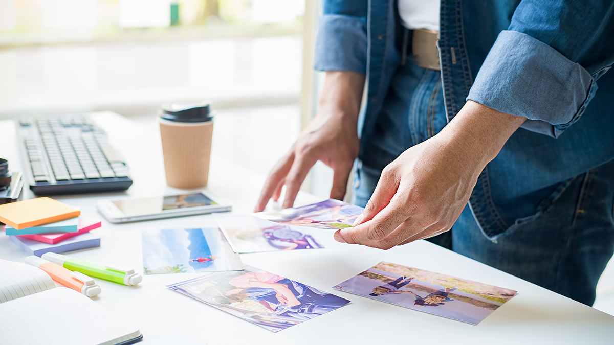 Cursist werkt aan digitale beeldvorming in Adobe Photoshop